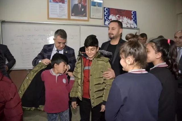 Karslı hayırsever mezun olduğu okuldaki 500 çocuğa giyim yardımında bulundu Karslı hayırsever mezun olduğu okuldaki 500 çocuğa giyim yardımında bulundu