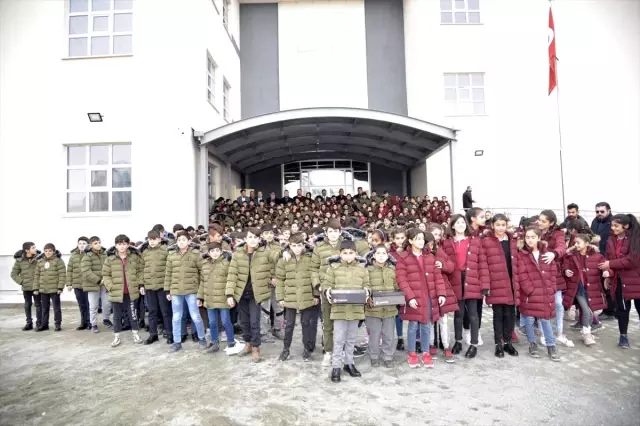 Karslı hayırsever mezun olduğu okuldaki 500 çocuğa giyim yardımında bulundu Karslı hayırsever mezun olduğu okuldaki 500 çocuğa giyim yardımında bulundu
