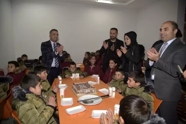 Karslı hayırsever mezun olduğu okuldaki 500 çocuğa giyim yardımında bulundu Karslı hayırsever mezun olduğu okuldaki 500 çocuğa giyim yardımında bulundu