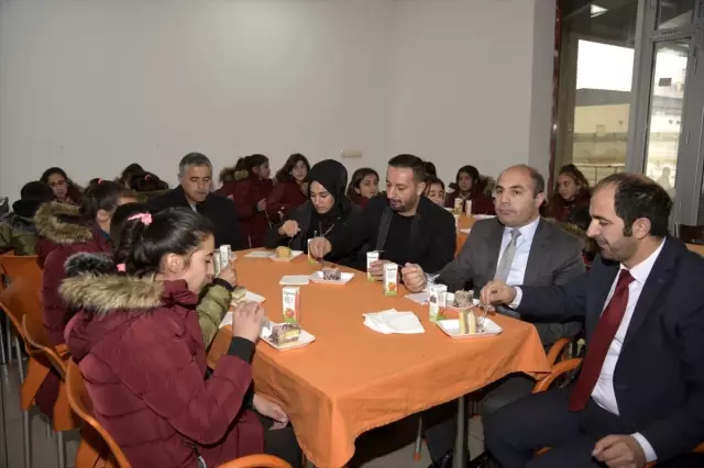 Karslı hayırsever mezun olduğu okuldaki 500 çocuğa giyim yardımında bulundu Karslı hayırsever mezun olduğu okuldaki 500 çocuğa giyim yardımında bulundu