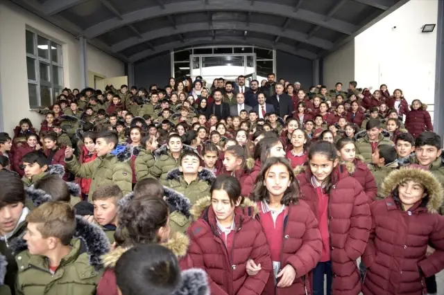 Karslı hayırsever mezun olduğu okuldaki 500 çocuğa giyim yardımında bulundu Karslı hayırsever mezun olduğu okuldaki 500 çocuğa giyim yardımında bulundu