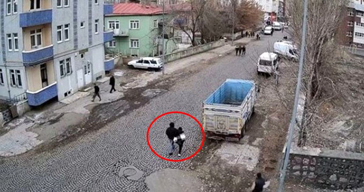 Lise öğrencisini zorla kaçırmaya çalıştılar! Olay anı kamerada