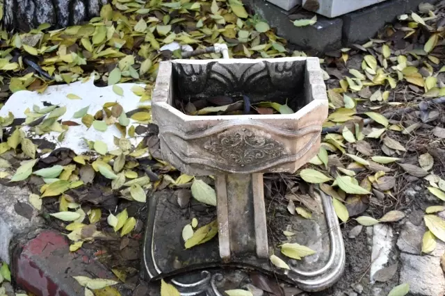 Manisa'da kimliği belirsiz kişiler, mezar taşları ve çeşmeleri kırdı Manisa'da kimliği belirsiz kişiler, mezar taşları ve çeşmeleri kırdı