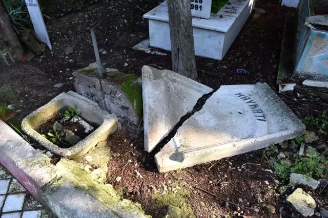 Manisa'da kimliği belirsiz kişiler, mezar taşları ve çeşmeleri kırdı Manisa'da kimliği belirsiz kişiler, mezar taşları ve çeşmeleri kırdı