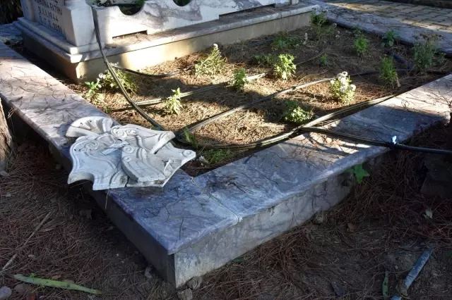 Manisa'da kimliği belirsiz kişiler, mezar taşları ve çeşmeleri kırdı Manisa'da kimliği belirsiz kişiler, mezar taşları ve çeşmeleri kırdı