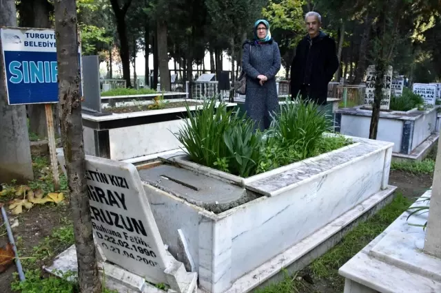 Manisa'da kimliği belirsiz kişiler, mezar taşları ve çeşmeleri kırdı Manisa'da kimliği belirsiz kişiler, mezar taşları ve çeşmeleri kırdı