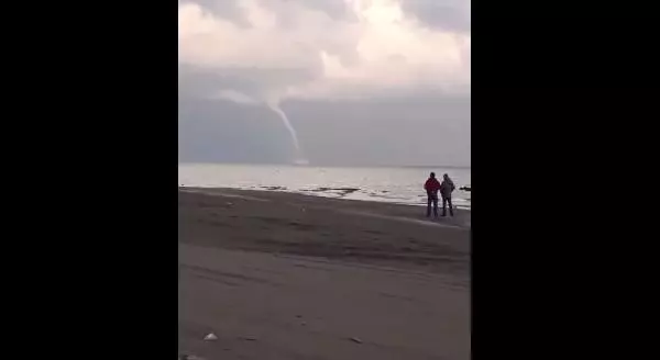 Manzara seyreder gibi hortumu izlediler Manzara seyreder gibi hortumu izlediler