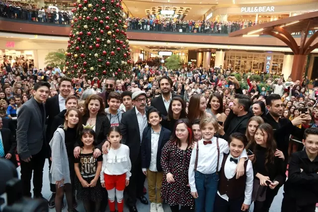 'Mucize 2:aşk ' filminin İzmir galasına oyuncu akını