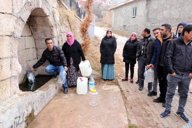 Ödenmemiş faturalar nedeniyle susuz kalan köy halkı yardım bekliyor