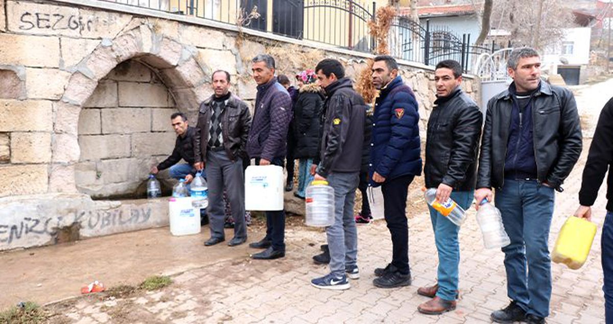 Ödenmemiş faturalar nedeniyle susuz kalan köy halkı yardım bekliyor