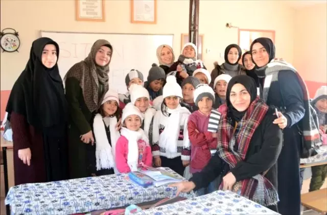 Öğrenciler, yaptıkları atkı ve berelerle öğrencileri ısıttı