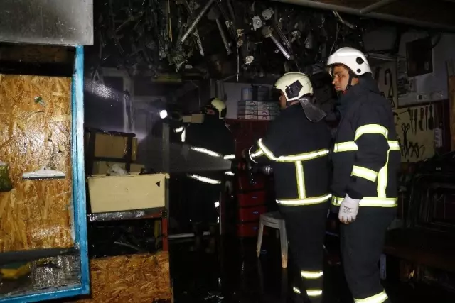 Oto anahtar dükkanında yangın: 1 kişi dumandan zehirlendi Oto anahtar dükkanında yangın: 1 kişi dumandan zehirlendi