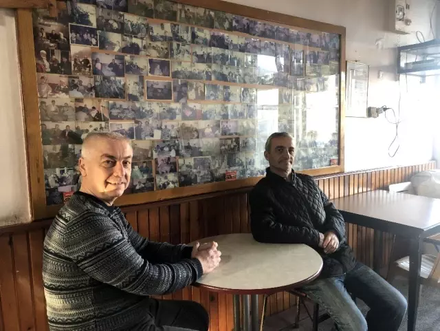(Özel) Müşterilerin fotoğraflarını biriktirerek sergiliyor