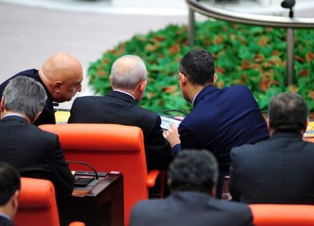 Özgür Özel'in Kılıçdaroğlu'na gösterdiği fotoğrafın sırrı çözüldü