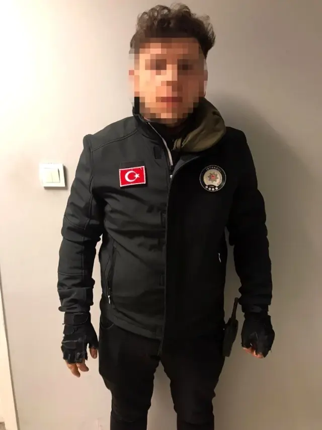 Polis kıyafetiyle yakalandı