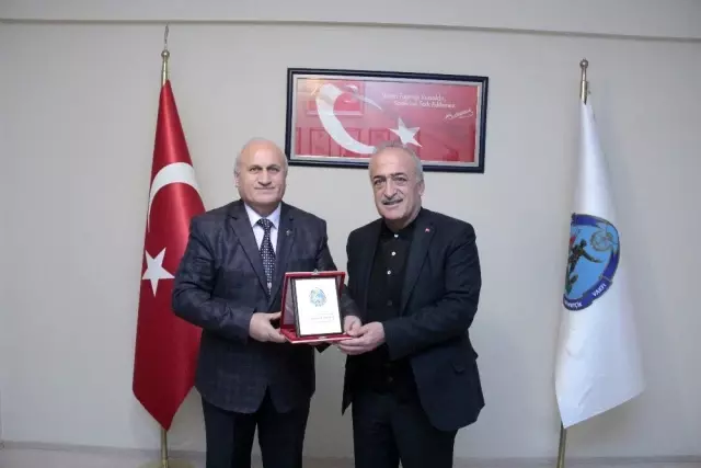 Rektör Çomaklı, Mehmetçik Vakfı yönetimi ile bir araya gelindi