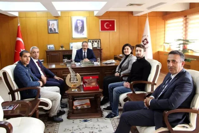 Rektör Demirdağ, projeleri ile birinci olan öğrencileri ödüllendirdi