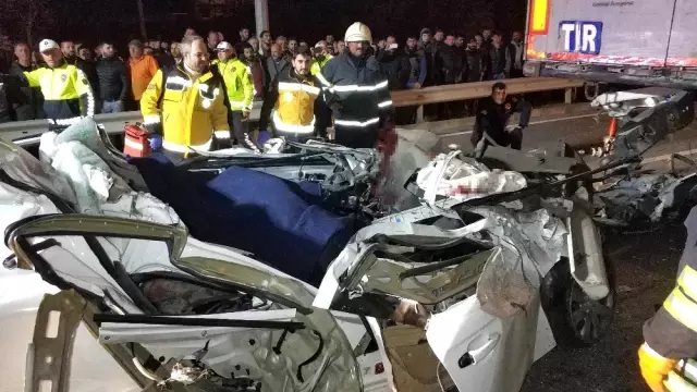Samsun'da otomobil tırın altına girdi: 1 ölü Samsun'da otomobil tırın altına girdi: 1 ölü