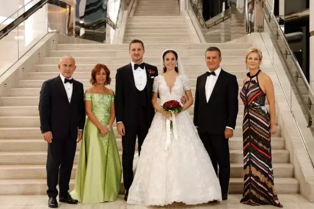 Eski Şişli Belediye Başkanı Mustafa Sarıgül'ün oğlu dünyaevine girdi Eski Şişli Belediye Başkanı Mustafa Sarıgül'ün oğlu dünyaevine girdi