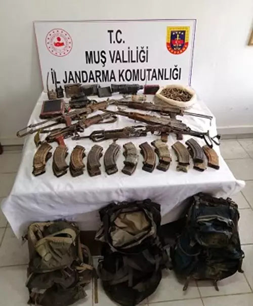 Şenyayla'da etkisiz hale getirilen 5 teröristin silahları sergilendi