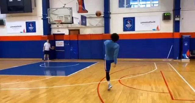 Shane Larkin bu kez ayağıyla üç sayılık basket attı