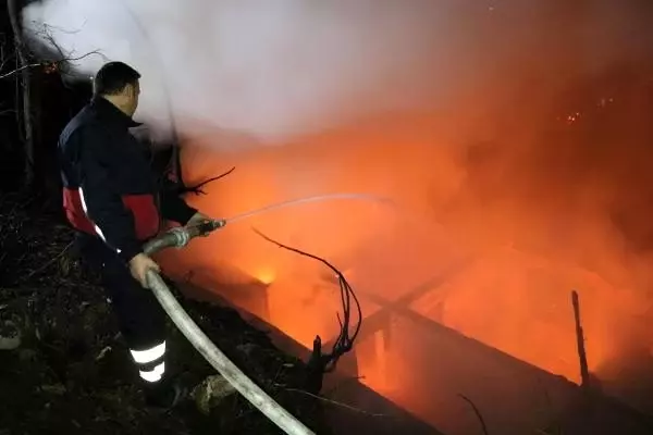 Tek katlı ev yandı, aile evsiz kaldı