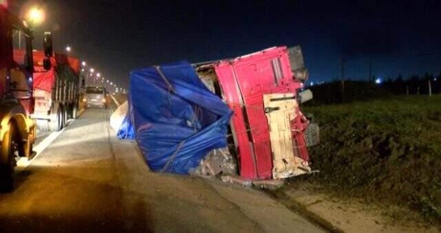 TEM'de TIR kamyona arkadan çarptı! 1 ölü,1 yaralı
