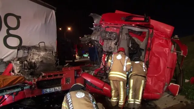TEM Otoyolunda tır kamyonet ile çarpıştı: 1 ölü, 1 yaralı