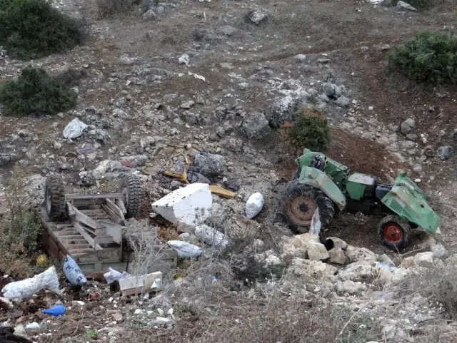 Traktör 20 metrelik şarampole uçtu; 1'i ağır 2 yaralı