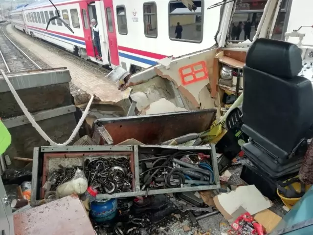 Sivas'ta demiryolunda iş makineleri çarpıştı: 1 ölü, 7 yaralı