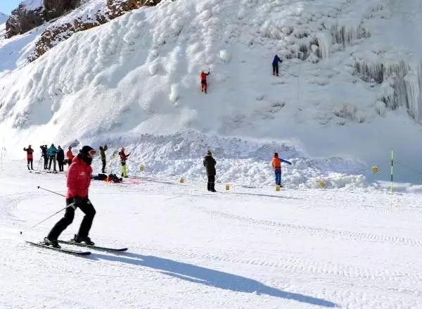 Ünlü dağcı Palandöken'de yapay buz parkına tırmandı
