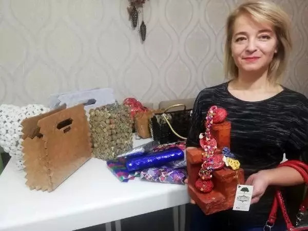 Yönetici asistanlığından istifa edip atık kağıttan çanta üretmeye başladı!