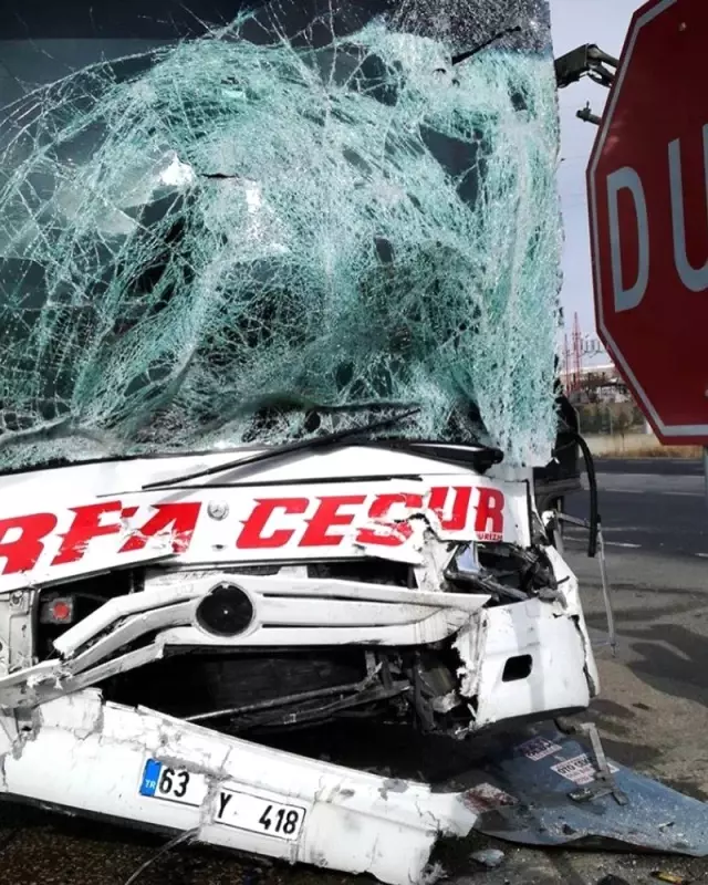 Ankara'da yolcu otobüsü kamyonla çarpıştı: 2 yaralı