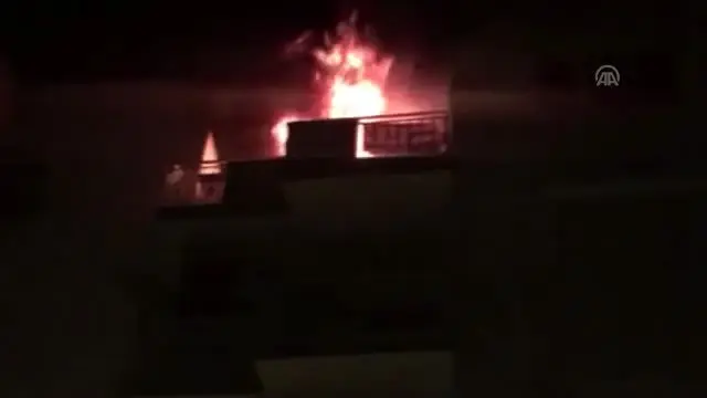Apartmanın dördüncü katında çıkan yangın 2 evde hasara neden oldu