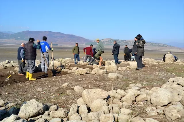 Baraj suyu çekilince höyük yeniden ortaya çıktı Baraj suyu çekilince höyük yeniden ortaya çıktı