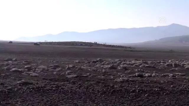 Baraj suyu çekilince höyük yeniden ortaya çıktı Baraj suyu çekilince höyük yeniden ortaya çıktı