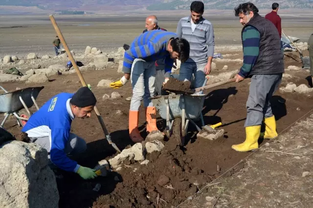 Baraj suyu çekilince höyük yeniden ortaya çıktı Baraj suyu çekilince höyük yeniden ortaya çıktı