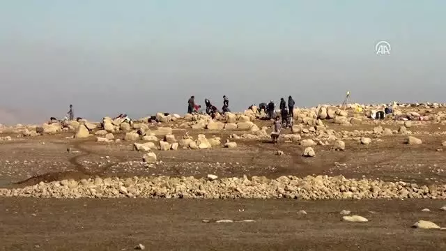 Baraj suyu çekilince höyük yeniden ortaya çıktı Baraj suyu çekilince höyük yeniden ortaya çıktı