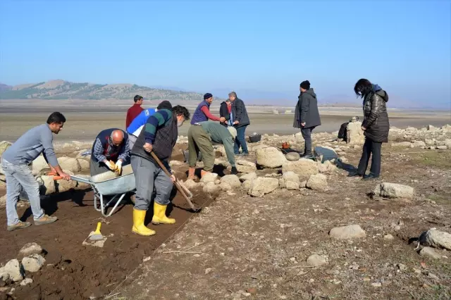 Baraj suyu çekilince höyük yeniden ortaya çıktı Baraj suyu çekilince höyük yeniden ortaya çıktı