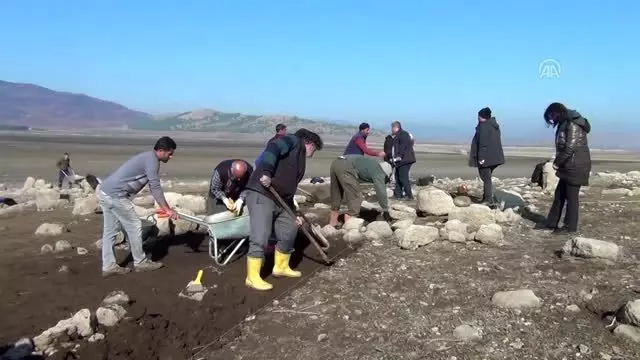 Baraj suyu çekilince höyük yeniden ortaya çıktı Baraj suyu çekilince höyük yeniden ortaya çıktı