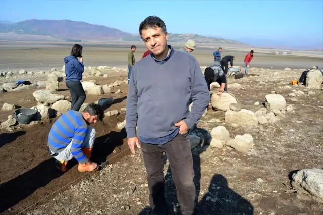 Baraj suyu çekilince höyük yeniden ortaya çıktı Baraj suyu çekilince höyük yeniden ortaya çıktı