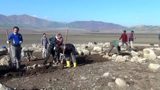 Baraj suyu çekilince höyük yeniden ortaya çıktı Baraj suyu çekilince höyük yeniden ortaya çıktı