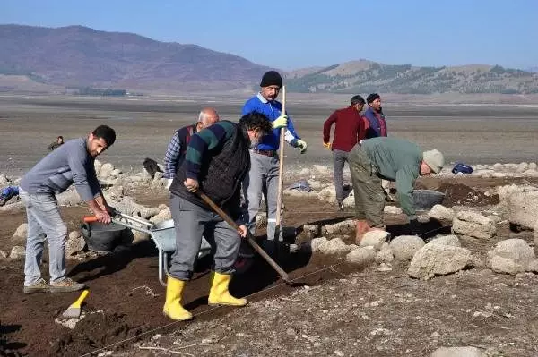 Baraj suyu çekilince ortaya çıkan höyükte arkeolojik çalışma başlatıldı Baraj suyu çekilince ortaya çıkan höyükte arkeolojik çalışma başlatıldı