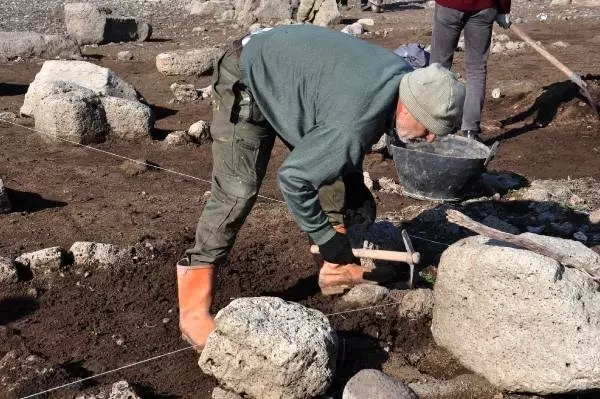 Baraj suyu çekilince ortaya çıkan höyükte arkeolojik çalışma başlatıldı Baraj suyu çekilince ortaya çıkan höyükte arkeolojik çalışma başlatıldı