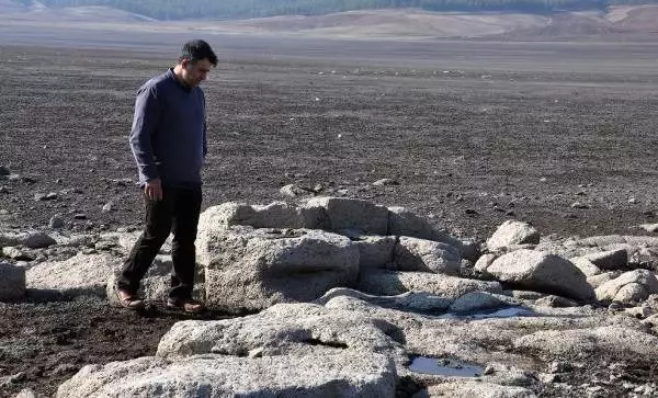 Baraj suyu çekilince ortaya çıkan höyükte arkeolojik çalışma başlatıldı Baraj suyu çekilince ortaya çıkan höyükte arkeolojik çalışma başlatıldı