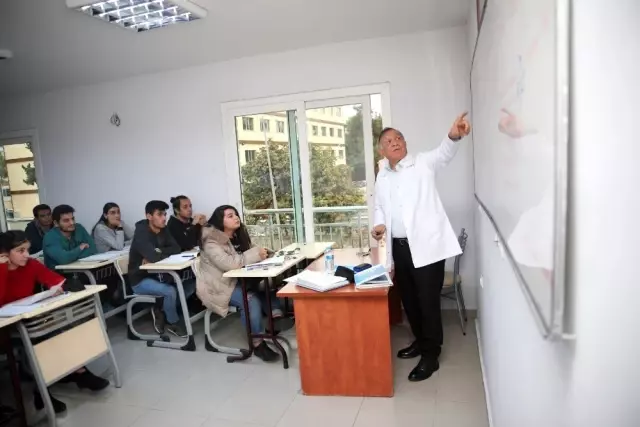 Başkan Akay, kimya dersi anlattı Başkan Akay, kimya dersi anlattı