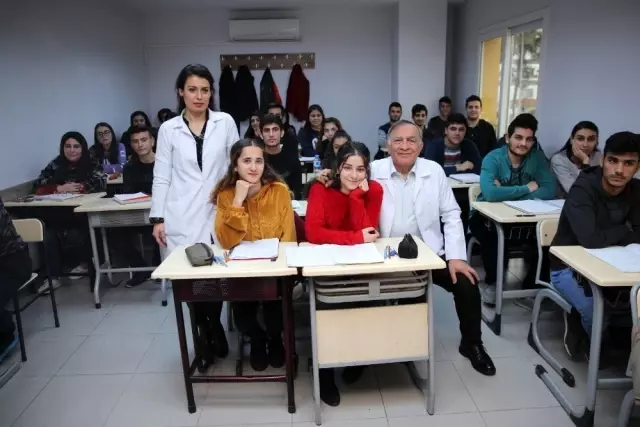 Başkan Akay, kimya dersi anlattı Başkan Akay, kimya dersi anlattı