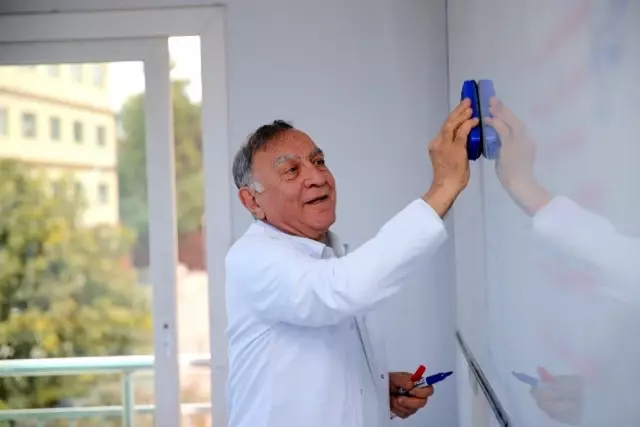 Başkan Akay, kimya dersi anlattı Başkan Akay, kimya dersi anlattı
