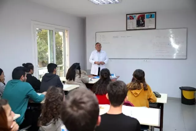 Başkan Akay, kimya dersi anlattı Başkan Akay, kimya dersi anlattı