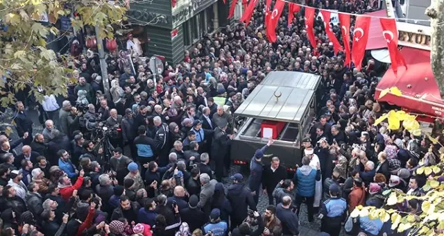 Bomba imha uzmanı Şehit Esma Çevik'in naaşı babaevine getirildi Bomba imha uzmanı Şehit Esma Çevik'in naaşı babaevine getirildi